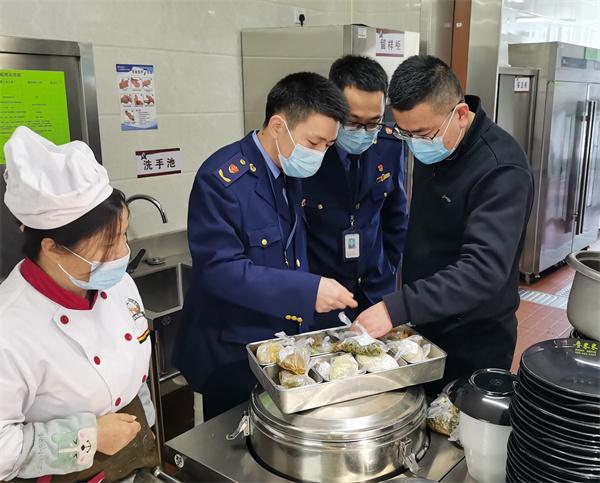 瓯江口市监分局突击检查集体用餐配送单位 保障"舌尖上的安全"