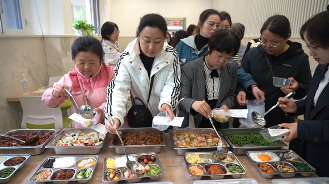 南京一中初中部举行2024-2025学年度学生集体用餐配送单位二次比选