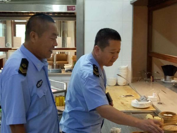 区食药监专项检查校园食品安全 集体用餐配送成重点监管环节